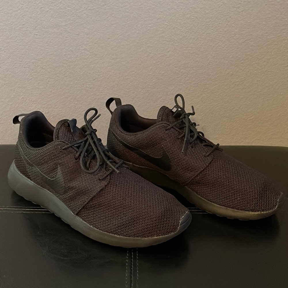 Size 9 Men’s Nike Roshe Run Triple Black